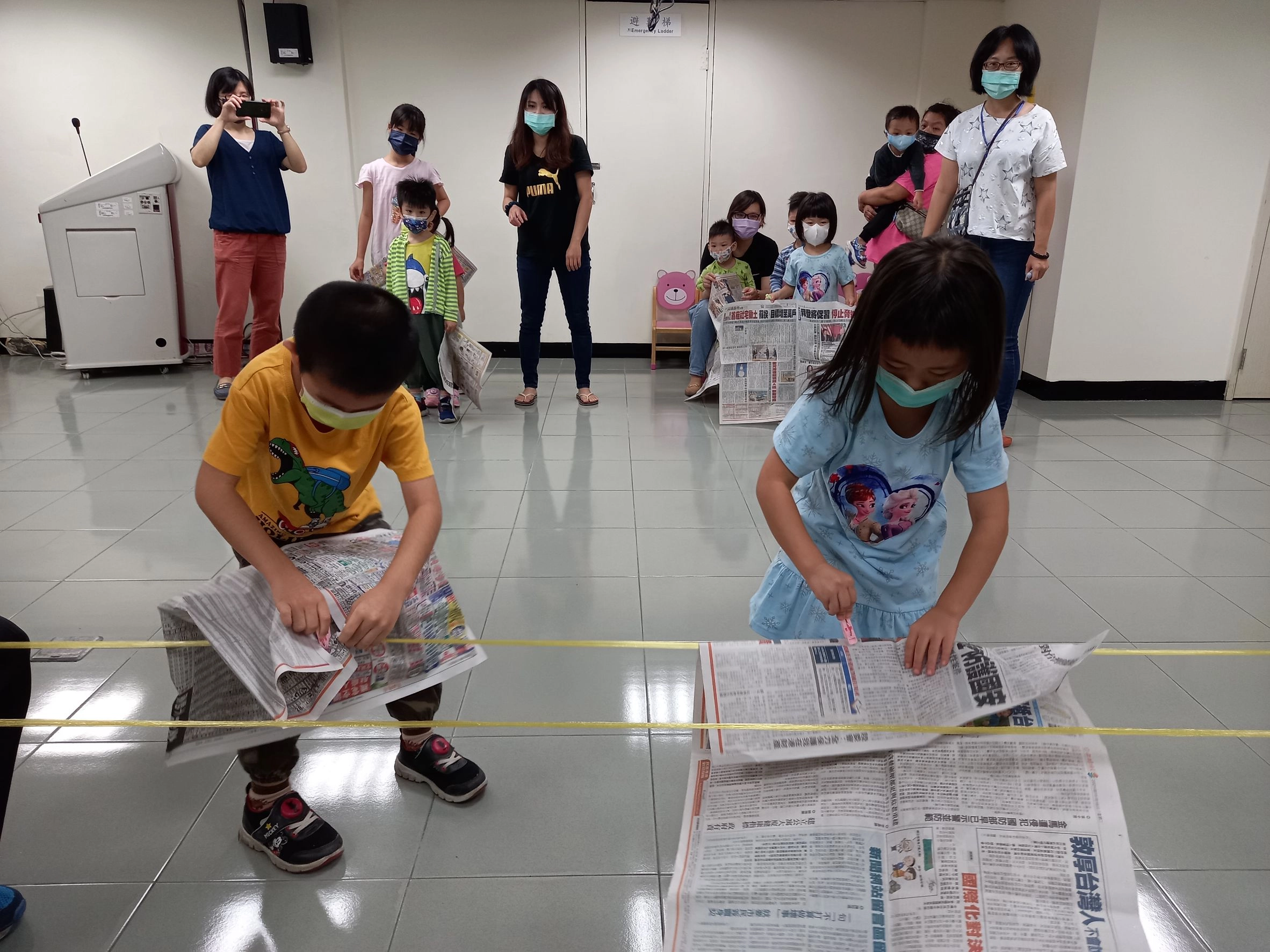 小朋友一起參與繪本延伸趣味活動