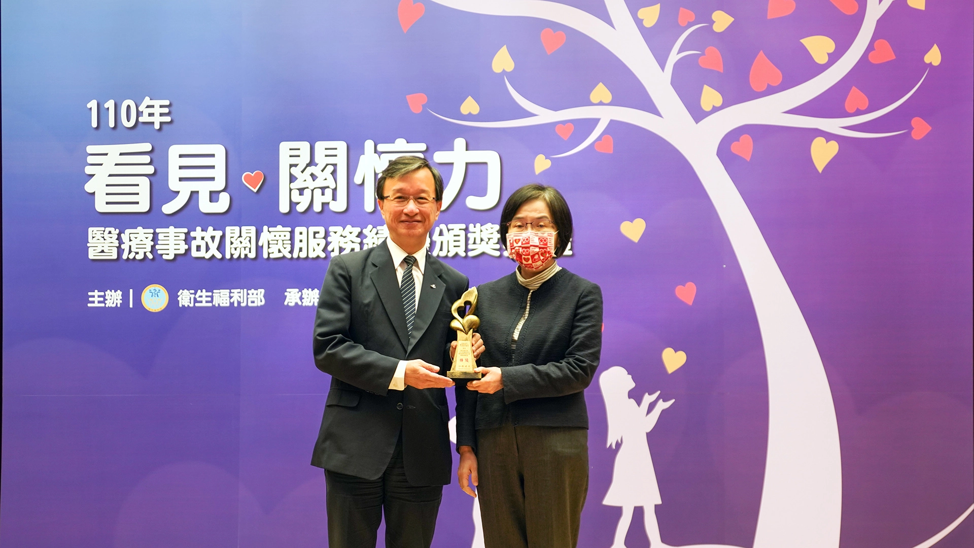 衛福部今年首度頒發醫療事故關懷服務計畫績優獎，花蓮慈濟醫院獲得醫療事故關懷服務計畫「特優機構」肯定，由衛福部主任秘書張雍敏頒發獎座，醫務秘書李毅醫師代表領獎，李毅醫師同時獲頒醫療事故關懷服務個人組優等獎。