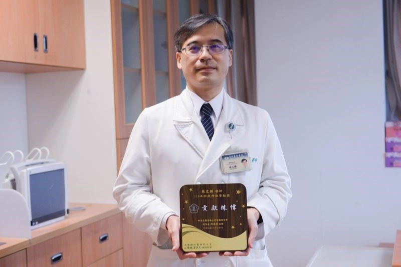徐榮源副院長(上)與內科加護病房蘇文麟主任(下)獲得中華民國醫師公會全國聯合會之肯定，榮獲「防疫特殊貢獻獎」。