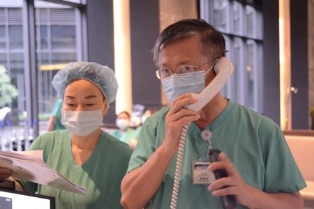 徐榮源副院長鼓舞團隊士氣，帶領醫護同仁祈禱，為受苦住民祈福。
