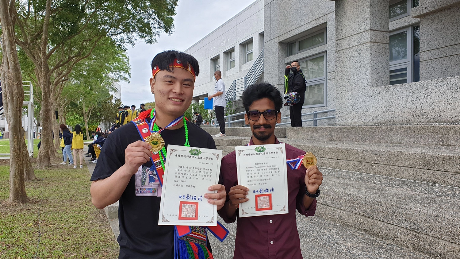 國際化的慈濟大學，競爭也是愈來愈激烈，最受矚目的5000公尺跑步由來自印度的醫研所博士生Meeran(右) 以18分51秒打破記錄，立定連續三次跳則由傳播系嘎造·夷勾(左)獲得第一名