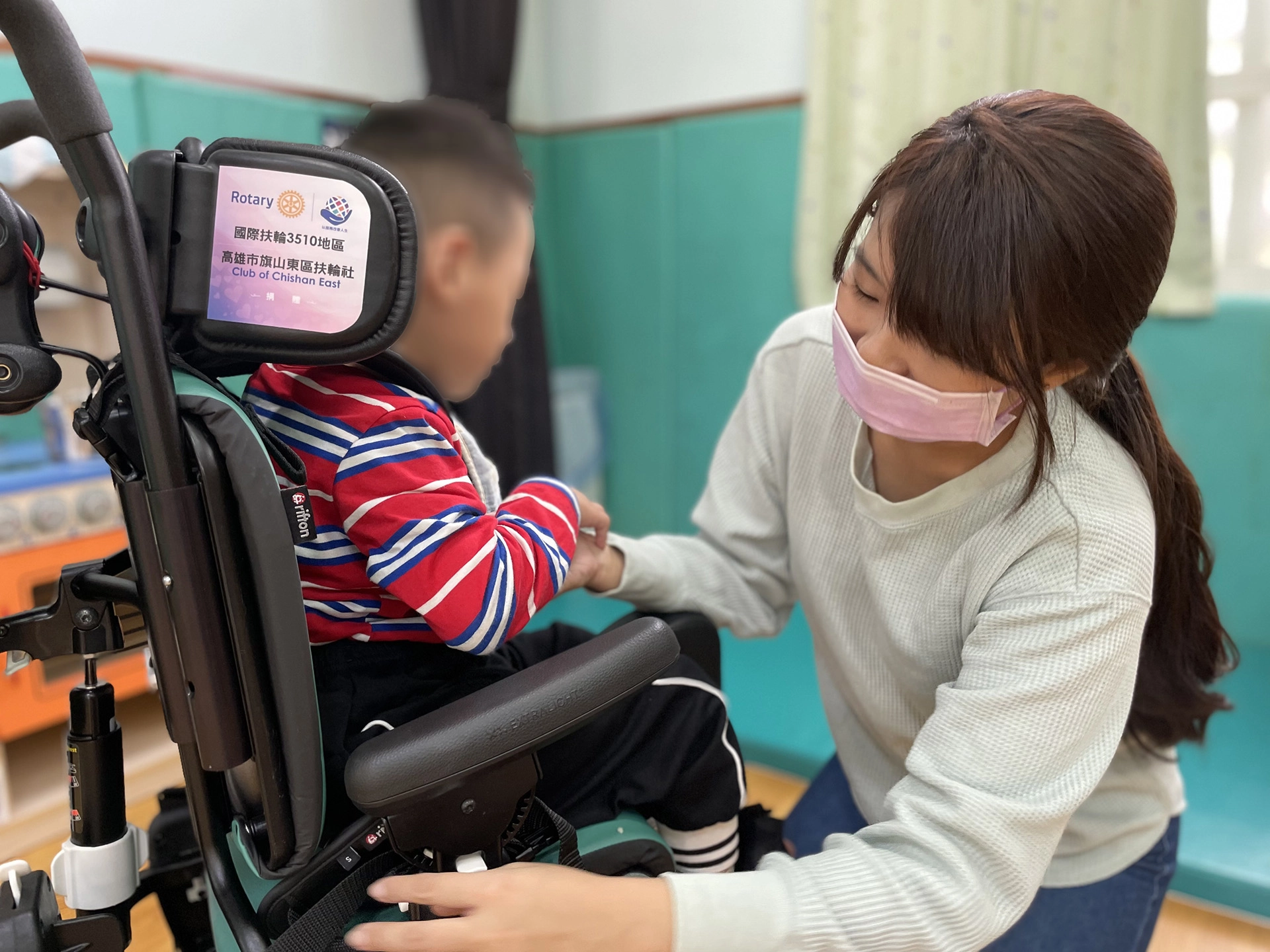 新的學習椅到位，慢飛天使坐得更穩、參與活動的時間更長