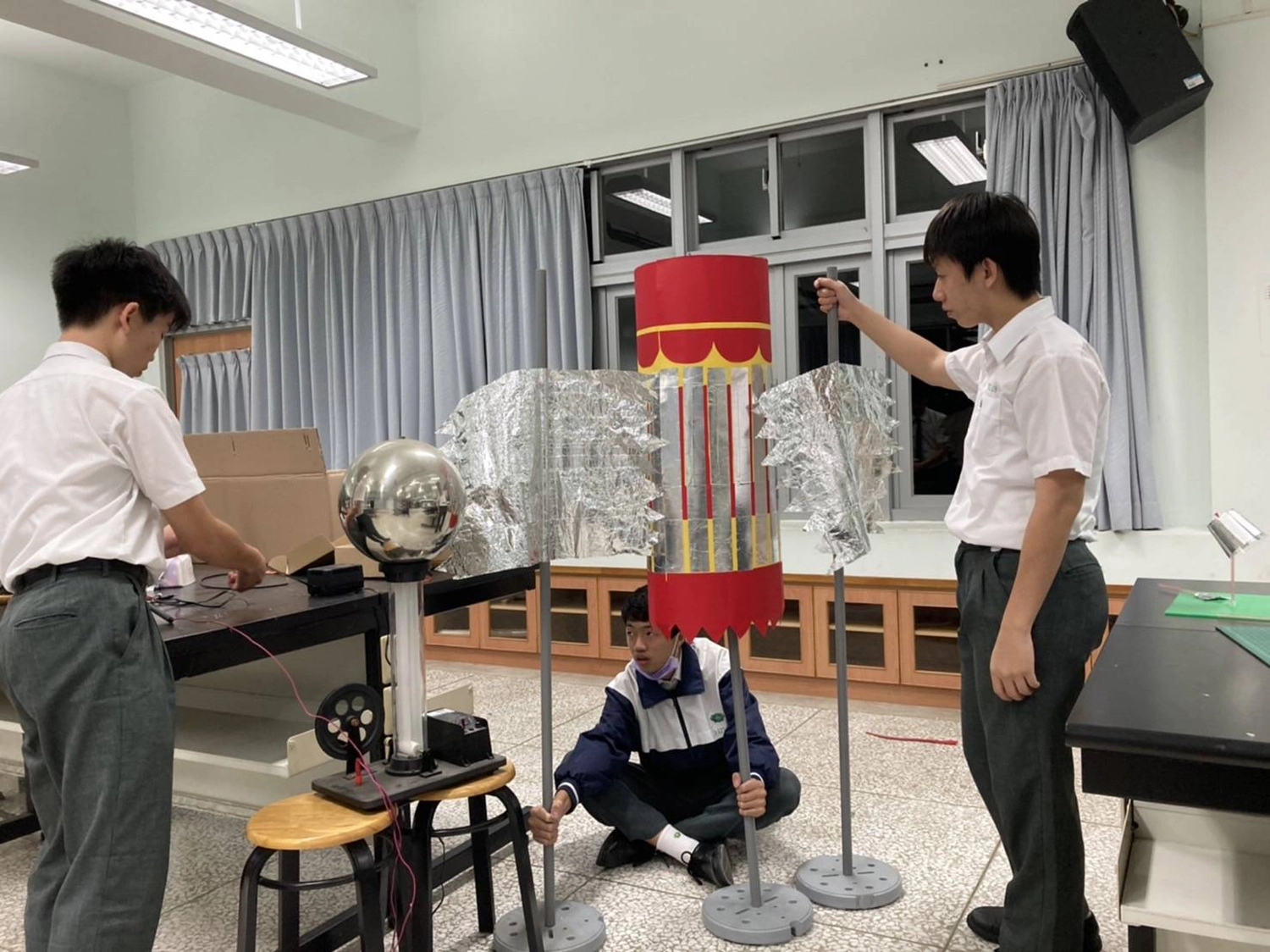 「創意、趣味、實作」學生巧思製作遠哲科學競賽作品，攝影謝金邦。