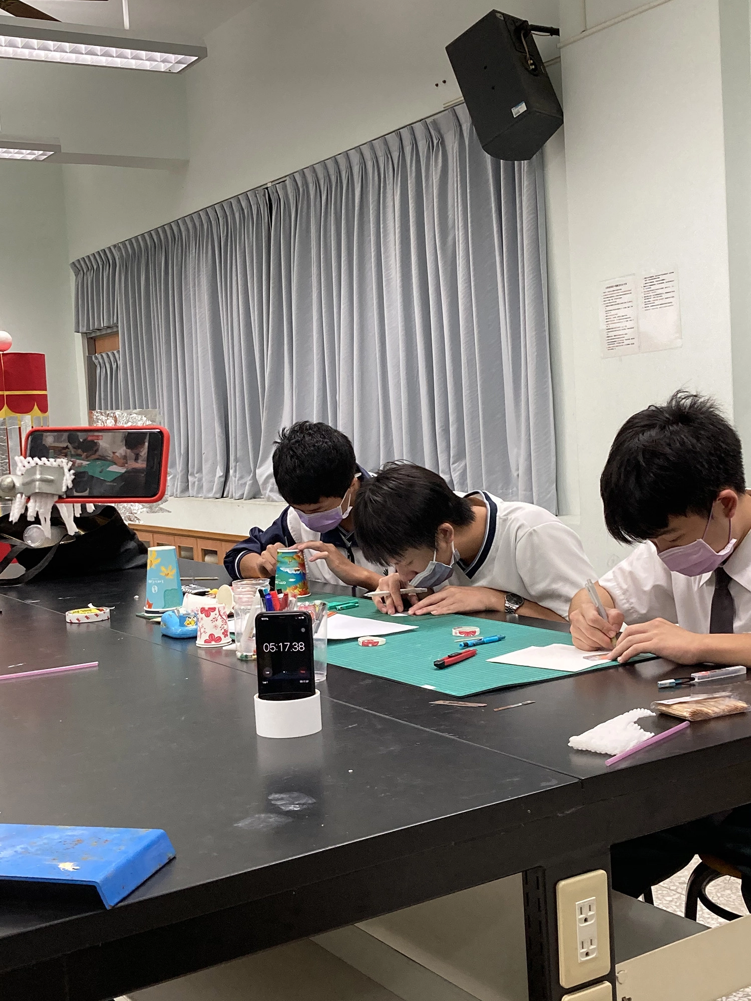 團隊合作專心製作競賽素材，感恩簡志雄老師、吳淑敏老師、謝金邦老師用心陪伴指導。