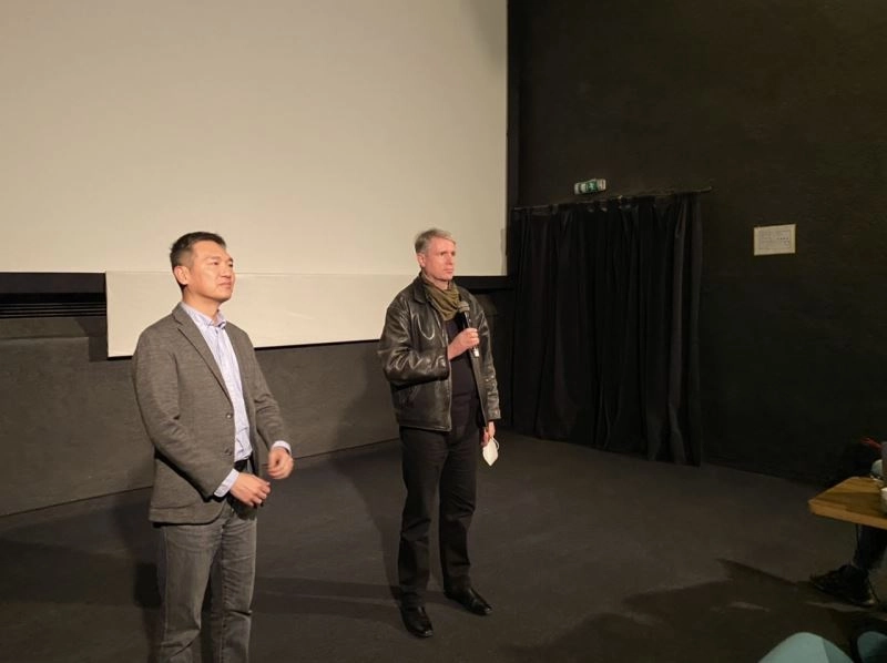 文化部駐英文化組長陳斌全（左）及策展人裴開瑞（CHRIS BERRY）教授。