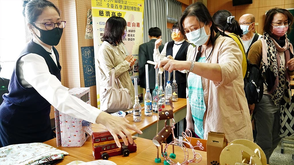 藝能科多元的學生作品吸引大家的目光。