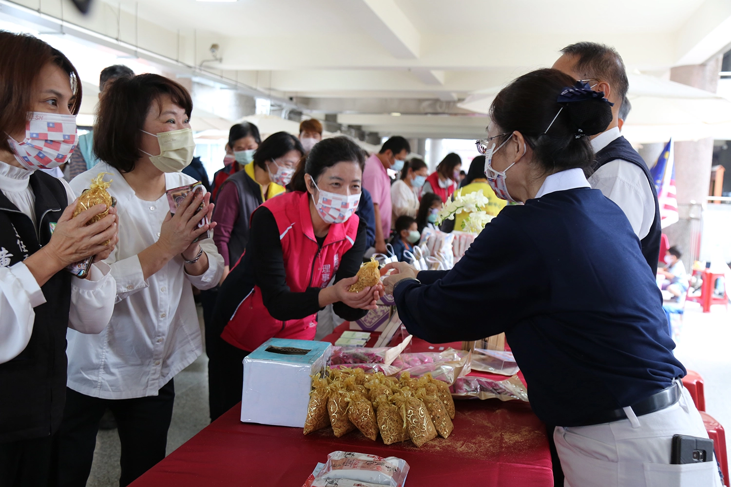 嘉義市長黃敏惠特別到志玄文教基金會攤位表達對志工的感恩。