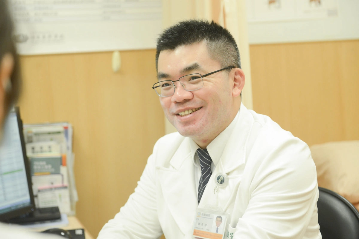 胸腔外科謝旻孝主任看診示意照。