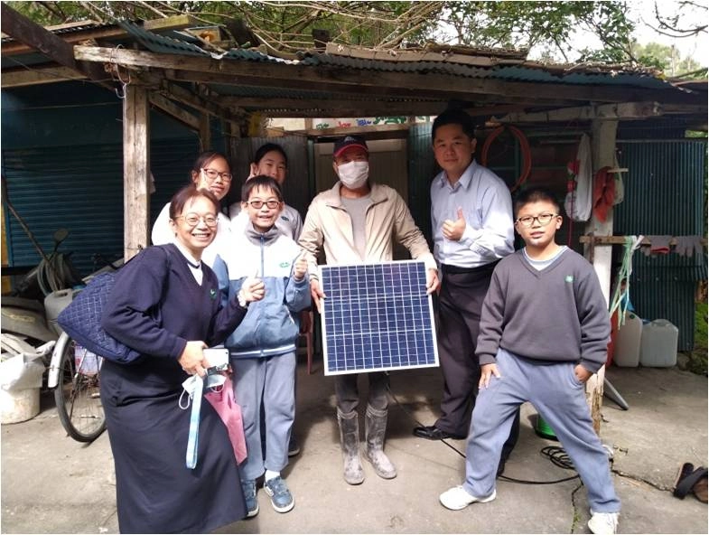 學生為感恩戶裝設太陽能板。