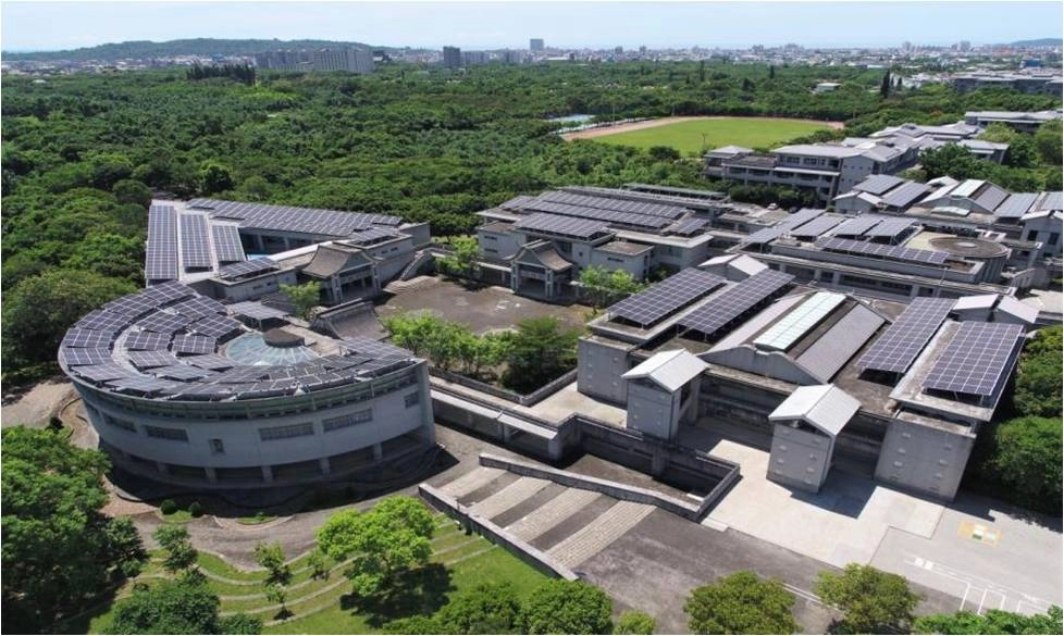 學校屋頂全面假設太陽能板。