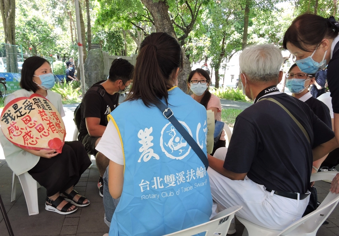 扶輪社與慈濟交流分享公益活動，希望共同將「救人一命、無損己身」的觀念廣為周知。