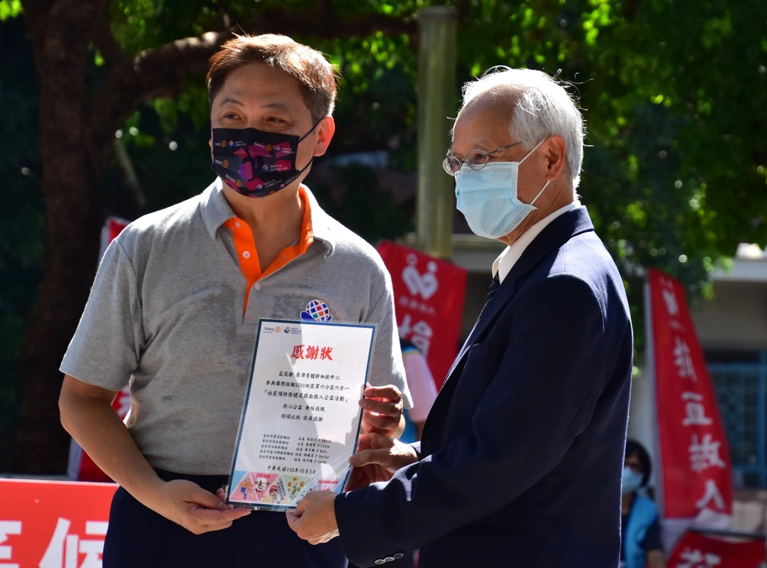 慈濟骨髓幹細胞中心楊國梁主任(右)接受國際扶輪感謝狀，希望疫情能早日消弭。