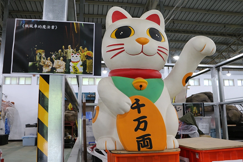 紙風車道具倉庫中保存許多過往演出道具，圖中道具出自《紙風車的魔法書》。