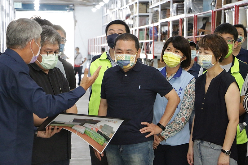 財團法人紙風車文教基金會創辦人李永豐(左二)與執行長任建誠(左一)陪同市長侯友宜視察紙風車道具倉庫。