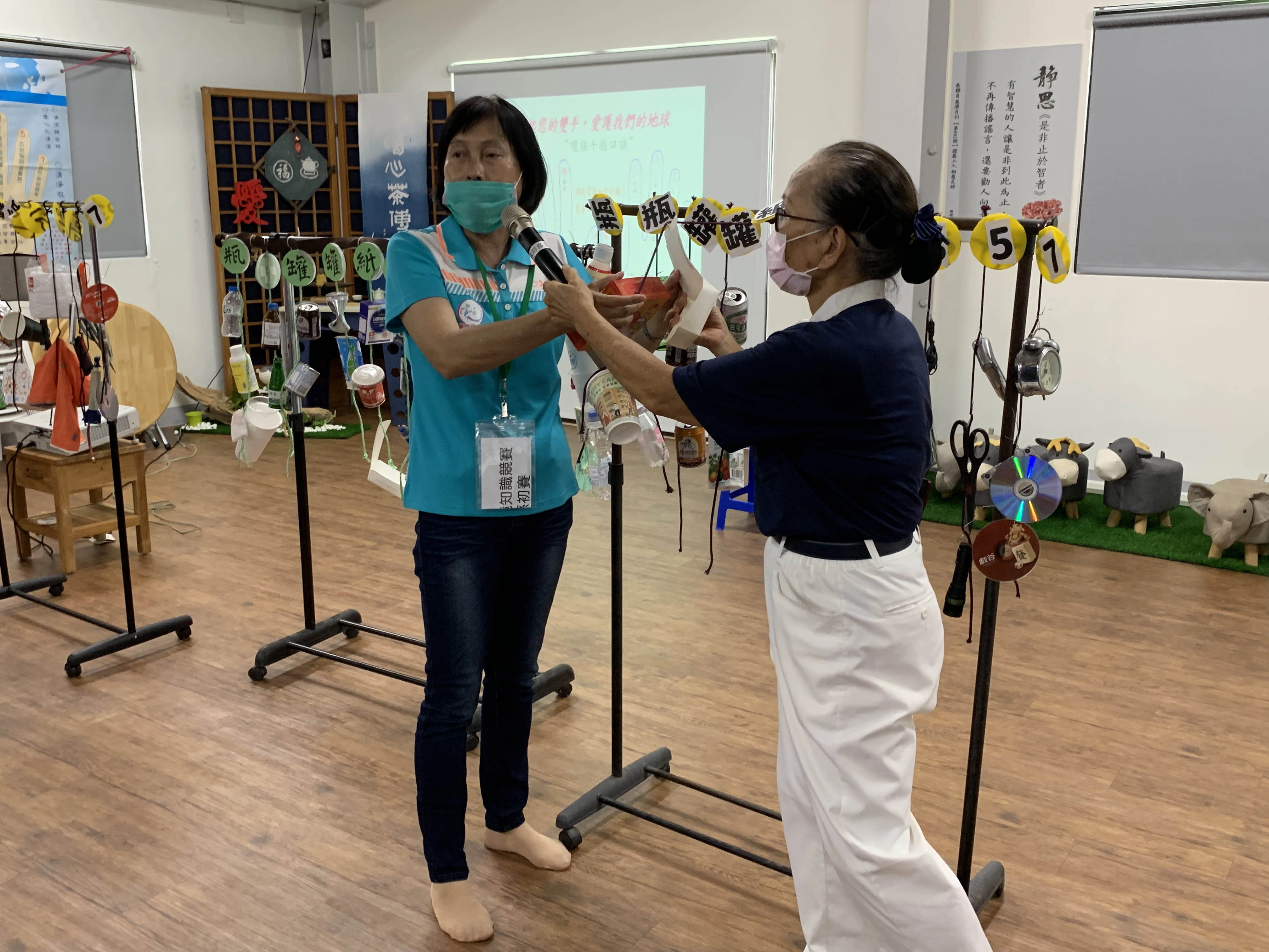 頂溪社區志工吳真珠，透過分組體驗實作，立即示範教學。