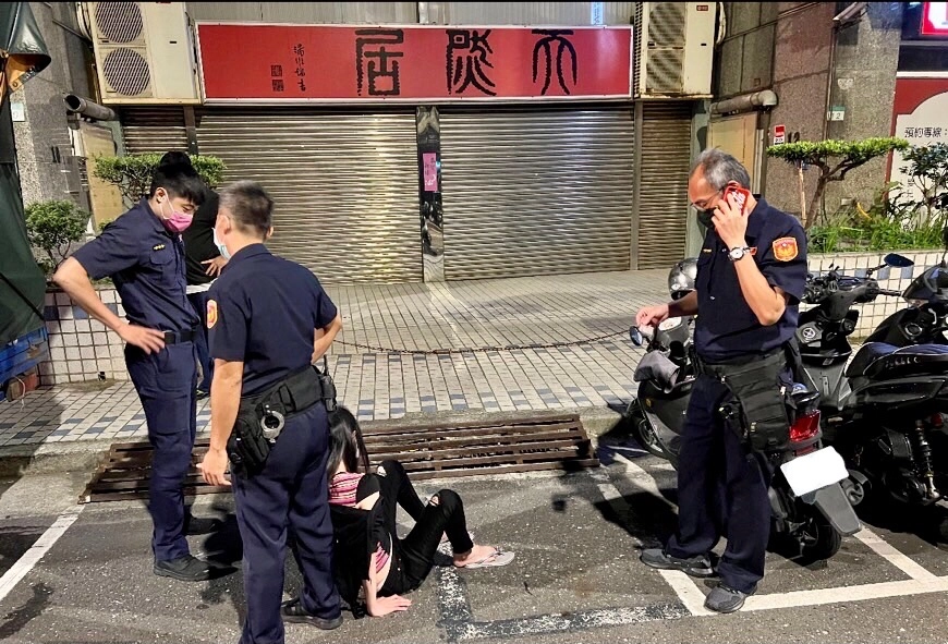 泥醉女子走路搖晃，隨後竟癱軟倒臥路旁停車格。