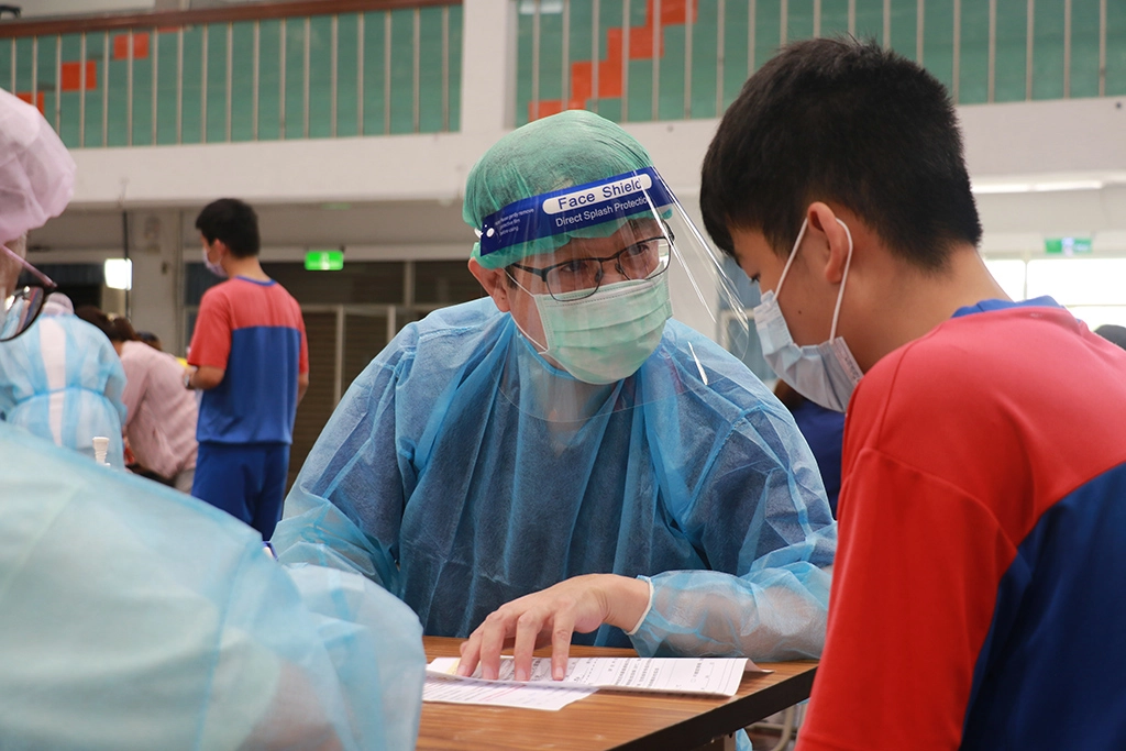 臺中慈濟院醫師余孟恭提醒學生施打後二周內避免激烈運動。