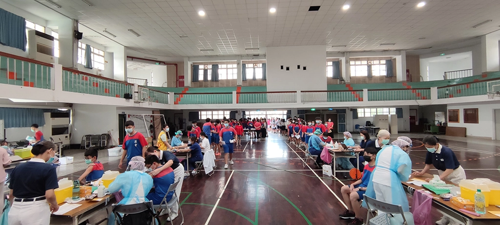 臺中慈濟醫院團隊進入潭子國中校園，為學生接種BNT疫苗。