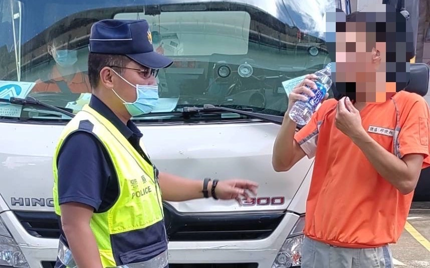 保安警察大隊小隊長林逢源體恤物流士們在豔陽下的辛勞，特別熱心送上了礦泉水要物流士飲用、稍喘一會。
