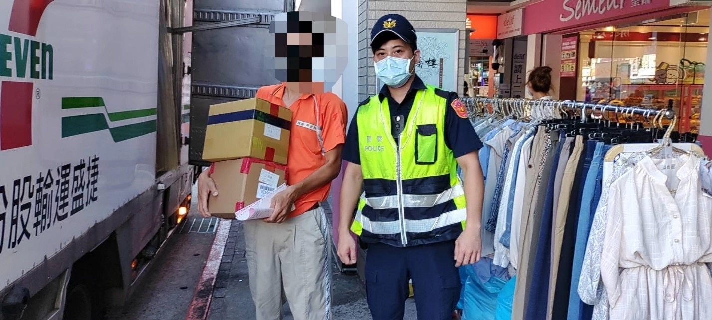保安警察大隊警員魏鴻凱協助實體五倍券運送至各大超商門市。