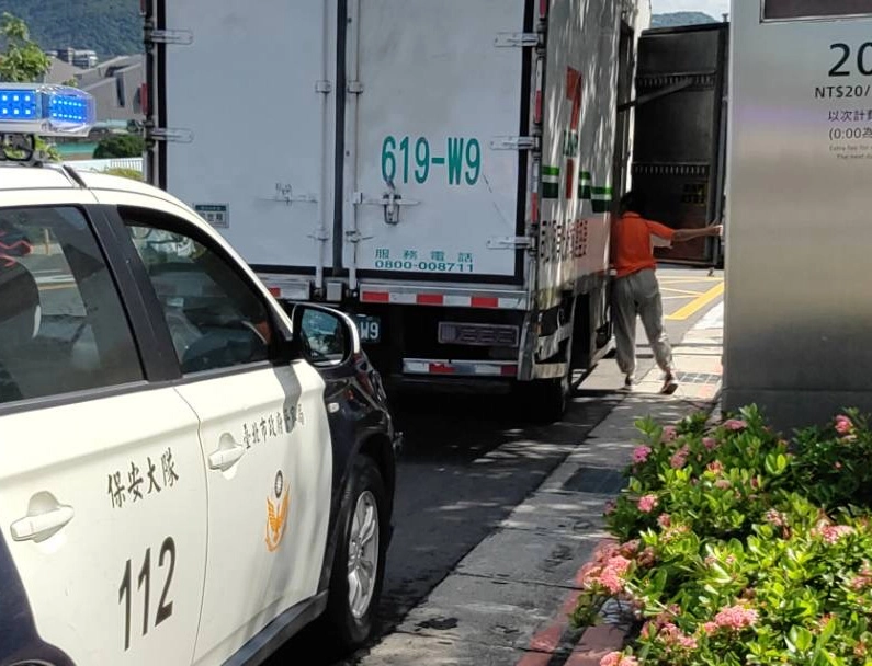 保安警察大隊協助實體五倍券運送安全維護。