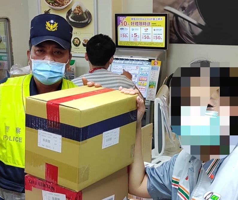 保安警察大隊小隊長林逢源協助實體五倍券運送至各大超商門市