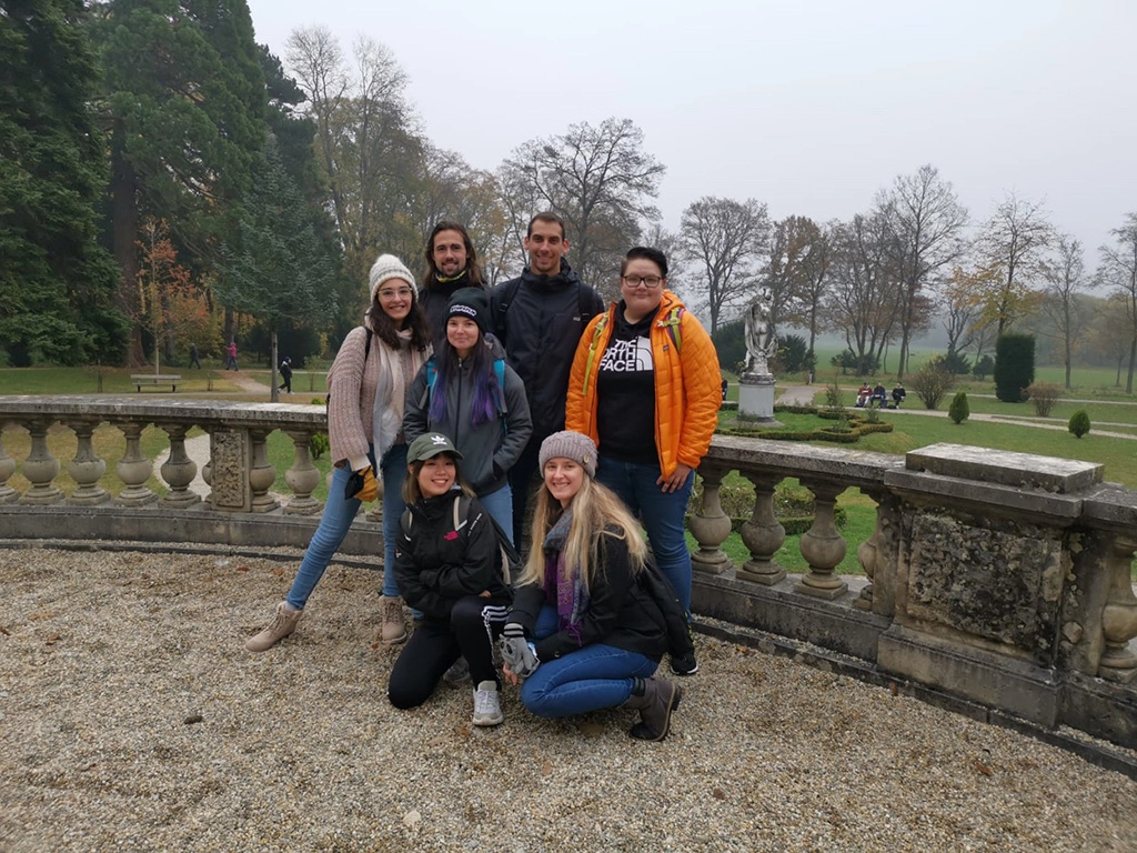 於Tiergarten_Schönbrunn與好友體驗當地人文之美，臺北科技大學王茹怡(蹲位左1)提供。