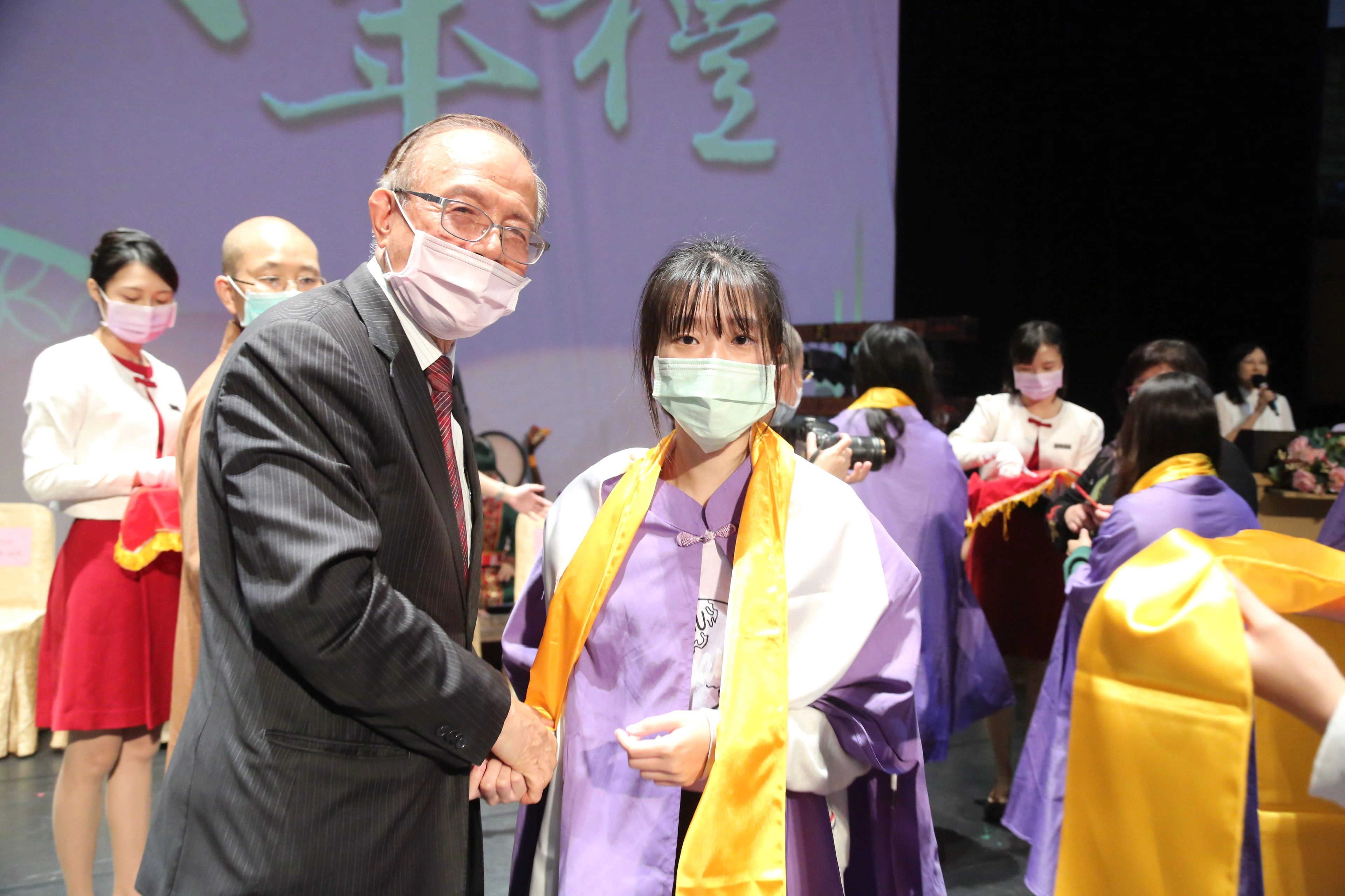 南華大學辦學特色「成年禮」亦為新生必修辦通識課程，師長披戴再加禮「黃巾」。