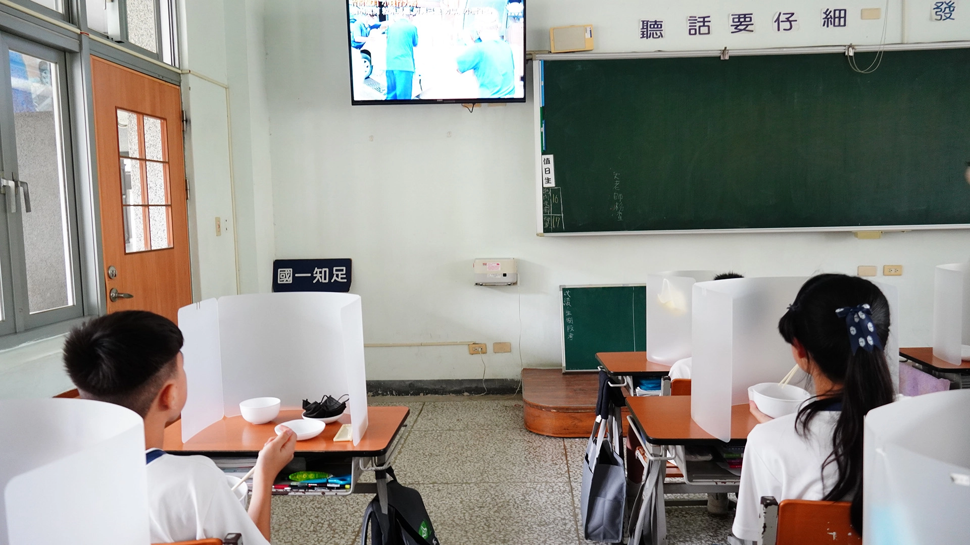 中學部各班透過廣播系統，聆聽師長分享1013一人一善的由來，並鼓勵大家響應善行。