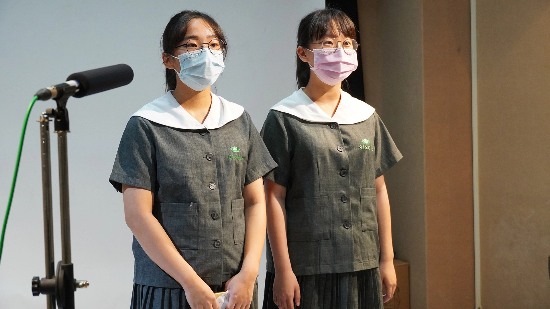 高二學生承擔司儀，在小小攝影棚內發揮高水準的引言和結語。