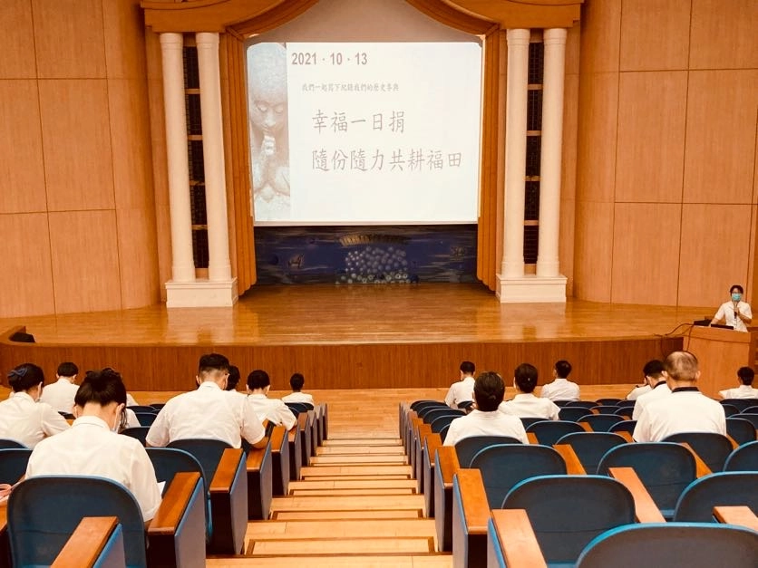 晨會向中學部同仁說明一人一善的由來