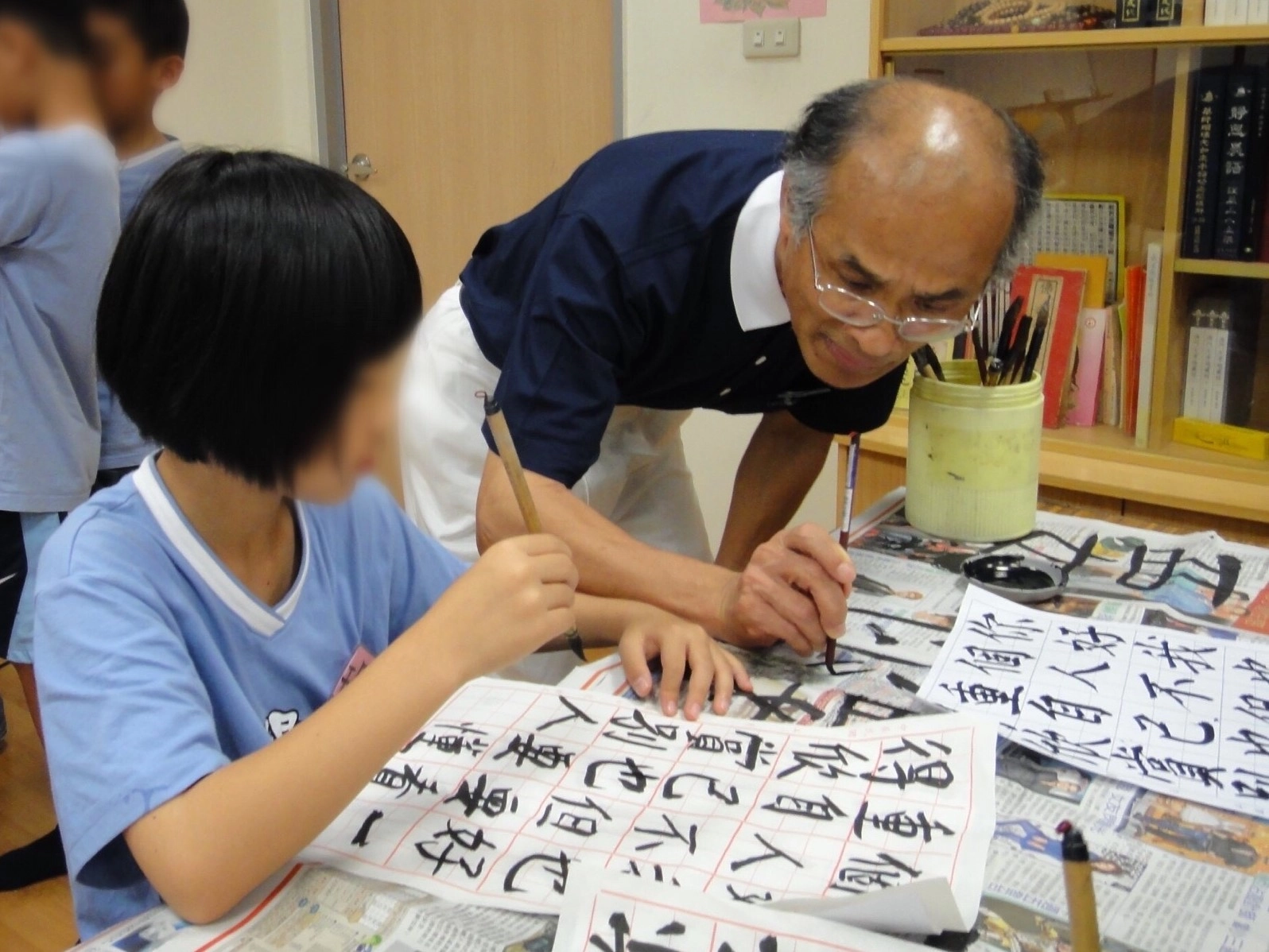 林鴻祺除了關懷長者，也關懷弱勢家庭孩童，圖為2014年資料照片。(攝影：施惠珍)