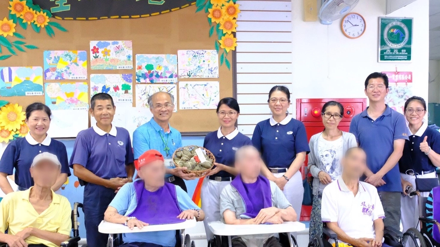 林鴻祺(左三)結合台東慈濟志工舉辦端午節關懷長者活動，圖為2018年資料照片。(攝影：黎恆義)
