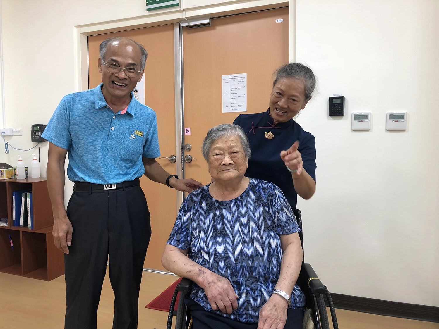 林鴻祺(左)秉持證嚴上人的理念，關懷仁愛之家的長者，圖為2019年資料照。(攝影：羅庭茜)