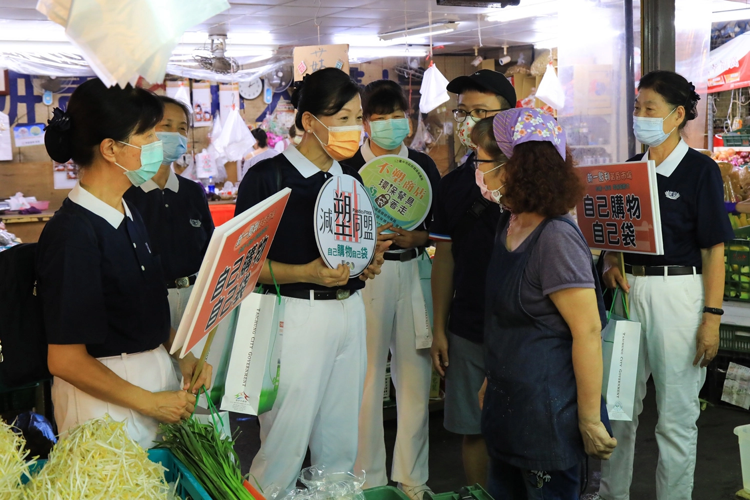 台中市環境保護局結合環保署、慈濟基金會在新一點利黃昏市場舉辦「自備一點利、環保超給力」的減塑活動，共117家攤商響應加入。(攝影：楊凱誠)