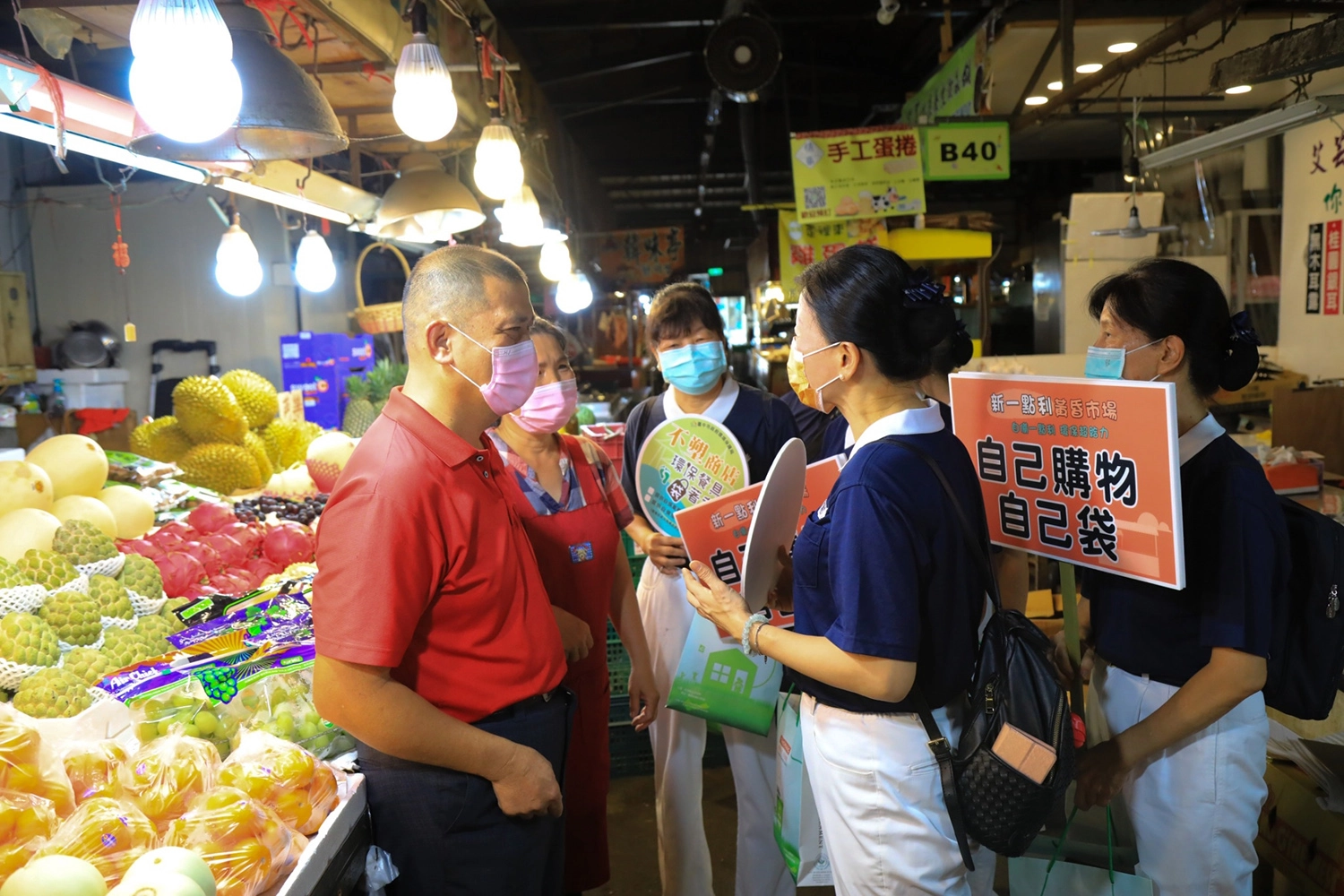 慈濟志工向民眾推動自行帶購物袋、容器。(攝影：楊凱誠)