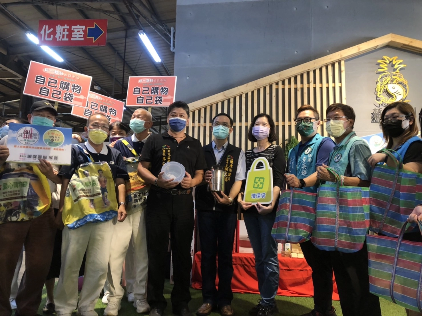 台中市環境保護局結合環保署、慈濟基金會於10月15日在新一點利黃昏市場舉辦「自備一點利、環保超給力」的減塑活動，共117家攤商響應加入。(撰文：許美惠)