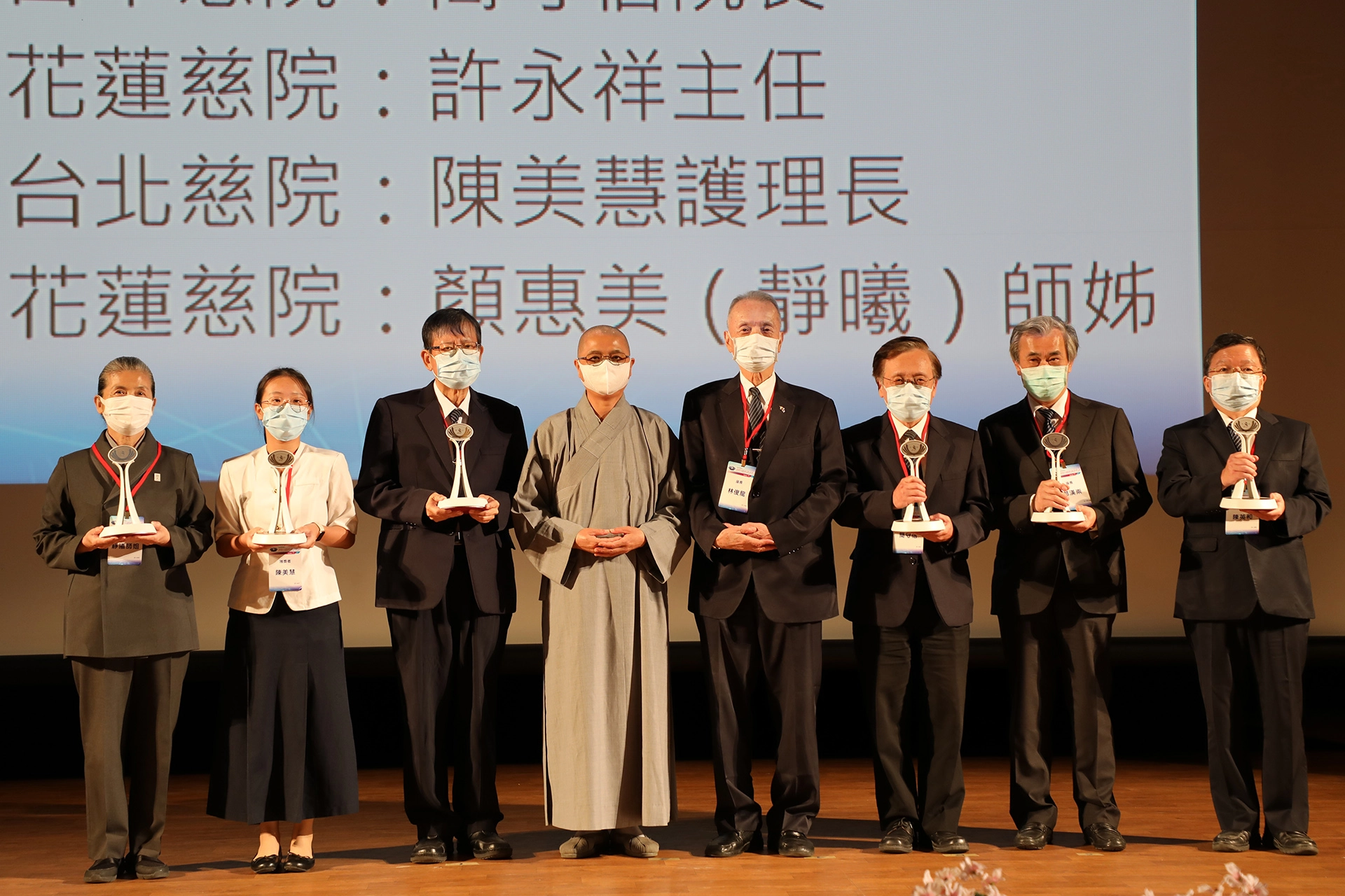 靜思精舍德寋師父(左四)、林俊龍執行長(右四)頒發慈濟醫療典範獎。右起陳英和、郭漢崇、簡守信、許永祥、陳美慧(由女兒代領)、顏惠美。