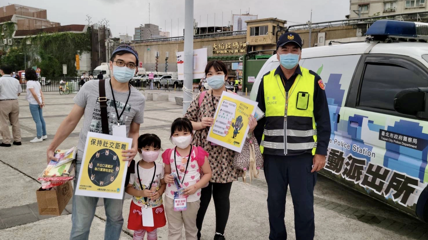 保安大隊透過自製反詐騙、防疫宣導海報及文宣品發放，提醒民眾遵守政府防疫政令，並熟悉各項反詐騙犯罪預防的重要性。