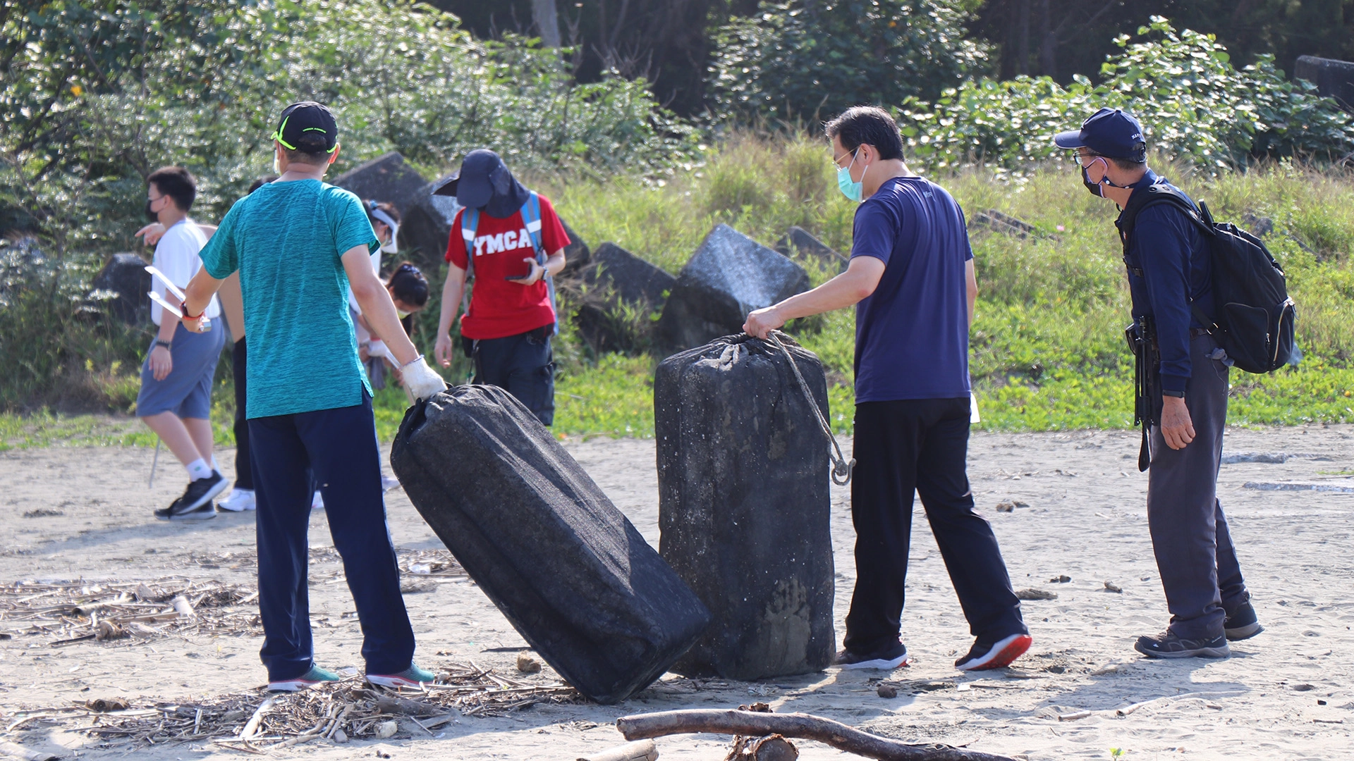 撿到大型海廢，大家同心協力清運走