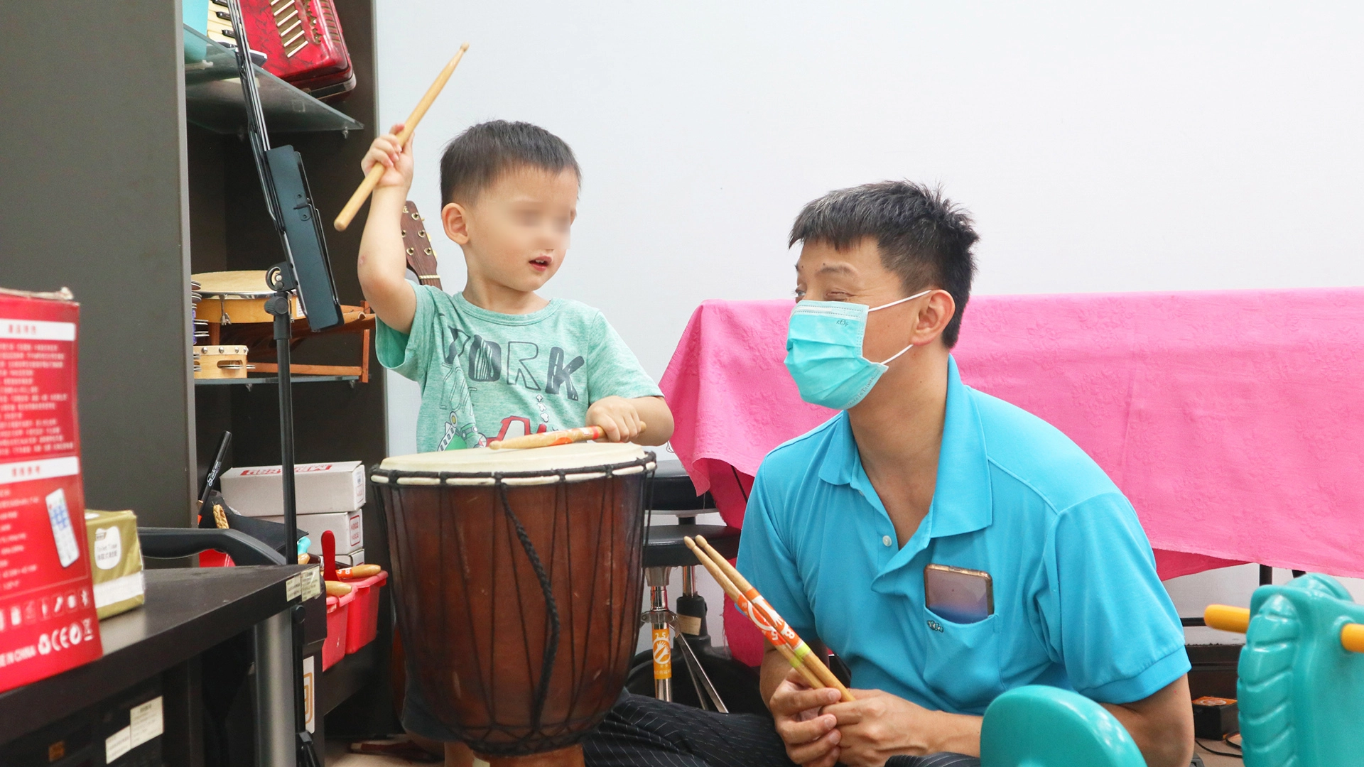 視障爸爸黃昶豪期盼透過潔牙課程，陪伴孩子克服恐懼，做好牙口護理。