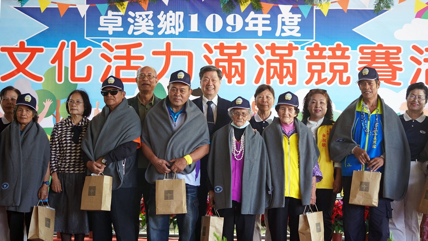 慈濟札根慈善，團隊花了十年的時間深入部落、社區關懷，並以建立部落公衛保健的角度，結合部落耆老們一起勸導部落人們戰勝酒癮，推動「以茶代酒｣