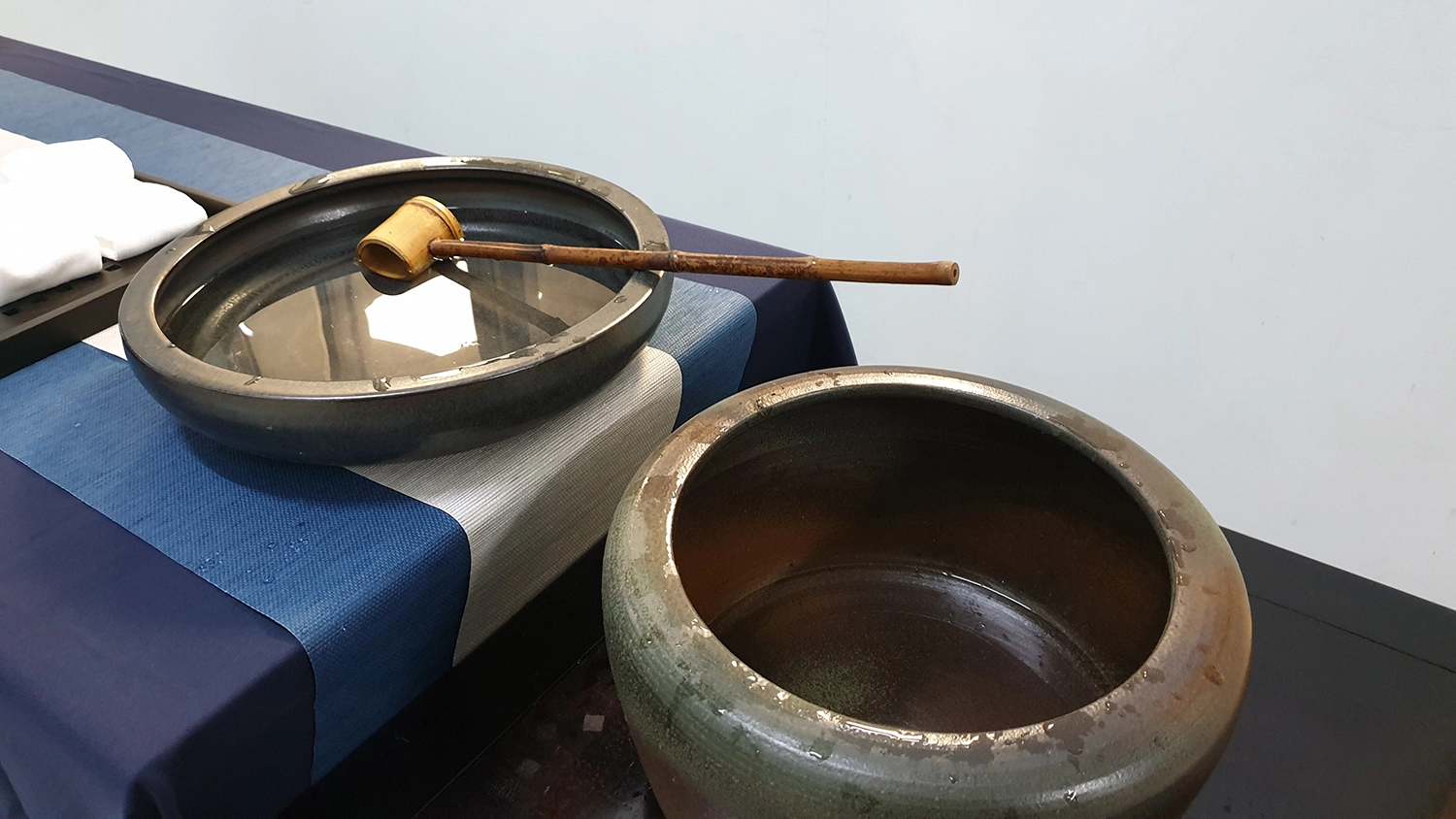 這周是第一次實體上課，每位同學進教室前都要先洗手淨心。