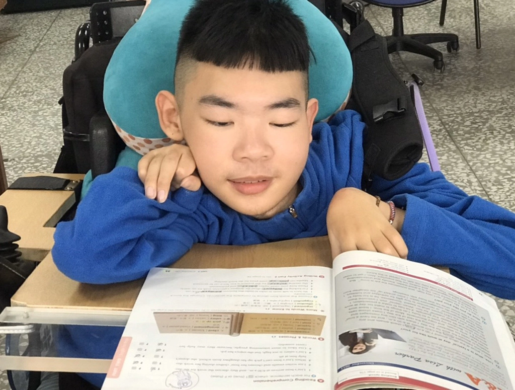 曾獲總統教育奬的陳景維克服身障，如今是一位大學生、擁有六張證照。(照片提供：陳景維)