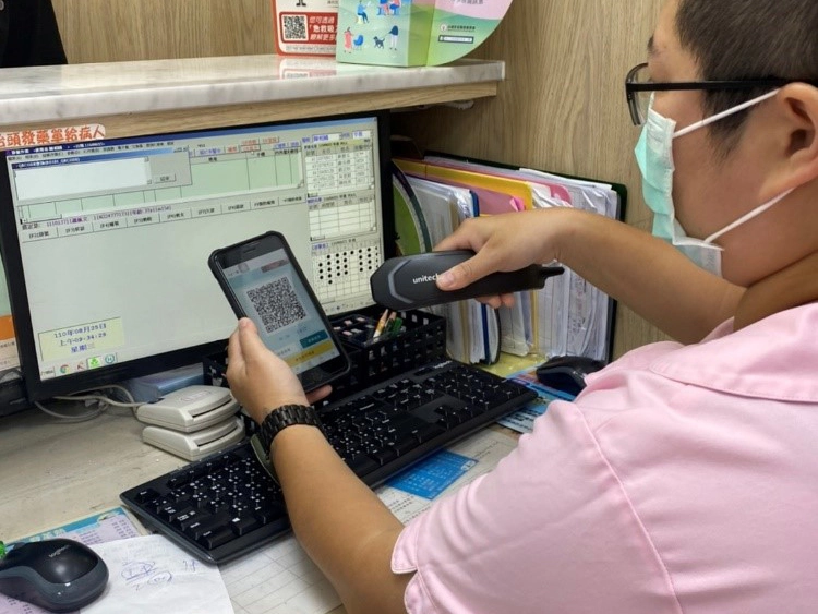使用虛擬健保卡QR Code進行掛號示意圖(本照片感謝台南市陳相國醫師提供)