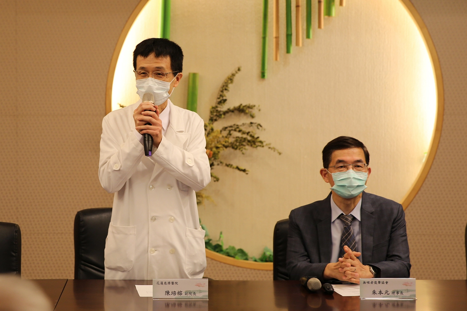 花蓮慈院副院長陳培榕(左)表示，花蓮慈院除了有復健科語言治療師和物理治療師，提供無喉病友每週兩次學習發聲器、食道語和肩頸運動外，也與無喉者復聲協會合作，提供教學場地，希望能讓更多病友免去奔波，就近學習食道語。