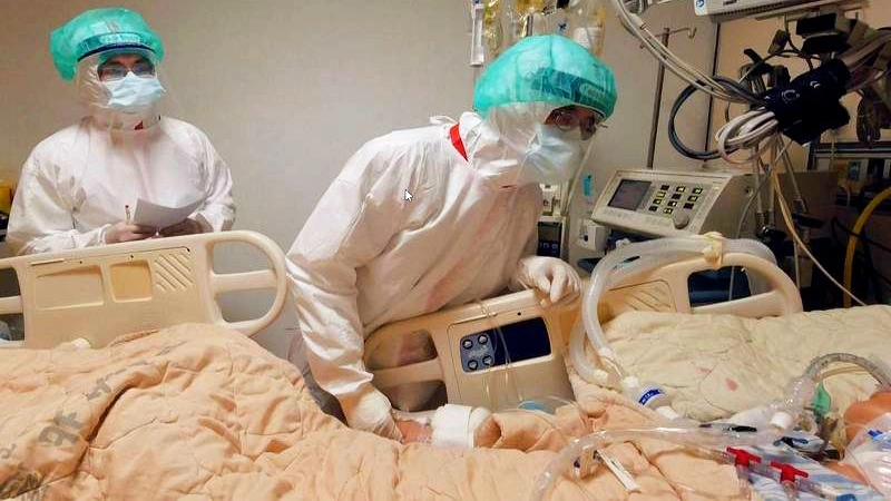內科加護病房蘇文麟主任進入病室關懷患者恢復情況，輕握住他的手希望藉以傳遞力量。