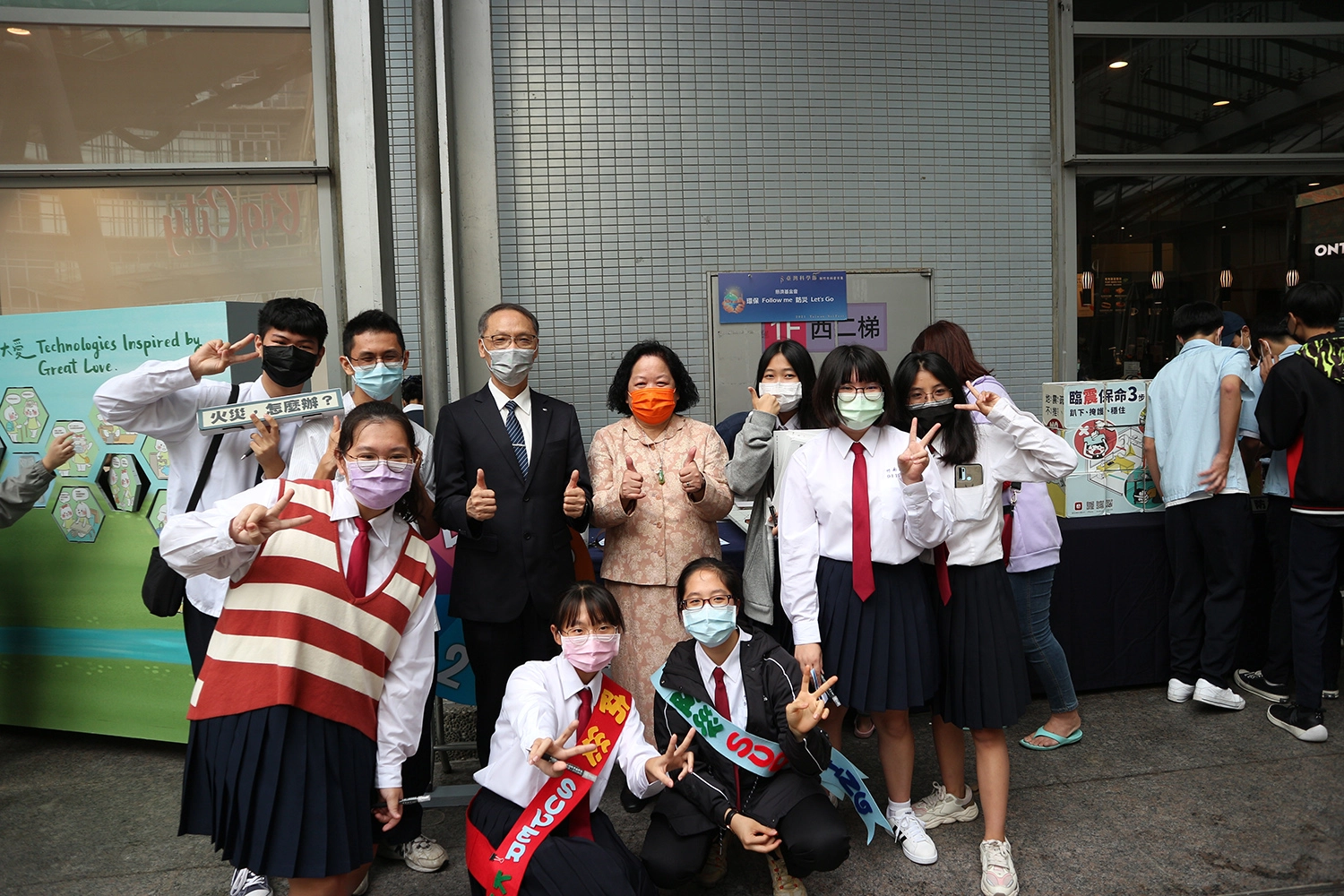慈濟基金會執行長顏博文(左三)、國立竹南高中校長呂淑美(左四)與竹南高中前來擔任關主的同學們。
