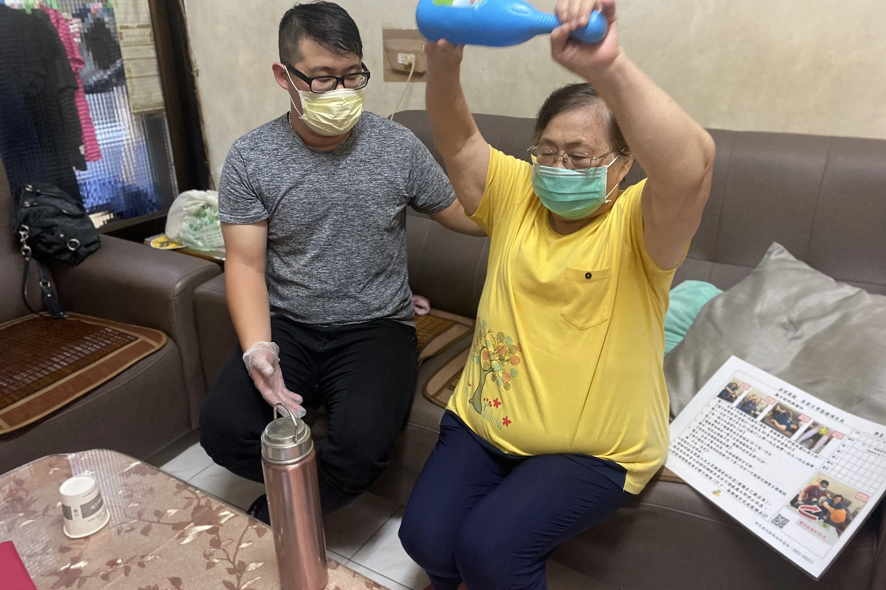 伊甸基金會社工連結資源讓職能治療師到宅協助阿嬤復健。