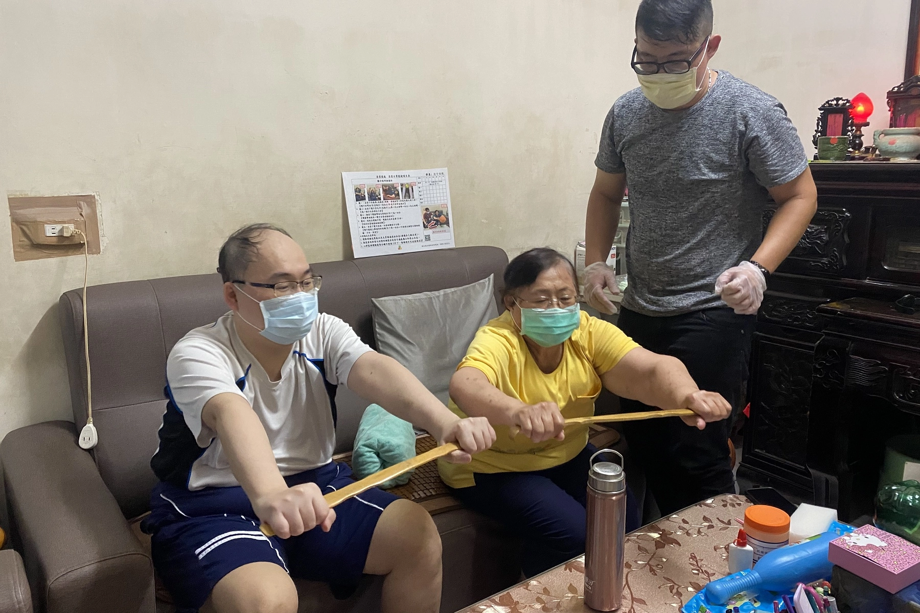 職能治療師到宅協助阿嬤及兒子一起復健。